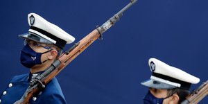 Αξιωματικοί του στρατού με όπλα και μάσκα