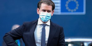 Ο Αυστριακός Καγκελάριος Σεπάστιαν Κουρτς με σακάκι και γραβάτα και μάσκα για τον κορωνοϊό