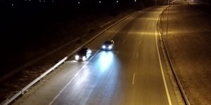 αυτοκίνητα σε δρόμο