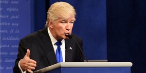 Ο Αλεξ Μπάλντουιν μεταμφιεσμένος σε Τραμπ