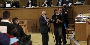 Ο πατέρας του Μπαρμπαρούση, υποβασταζόμενος, στο δικαστήριο