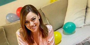 Η Μπάγια Αντωνοπούλου με τούρτα μπροστά της