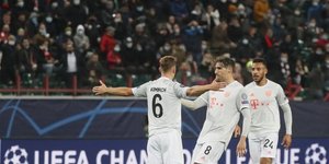 Οι ποδοσφαιριστές της Μπάγερν Μονάχου πανηγυρίζουν