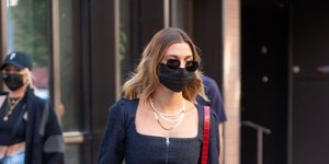 Η Χέιλι Μπίμπερ με τζιν