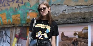 γυναίκα με τοπ και γυαλιά