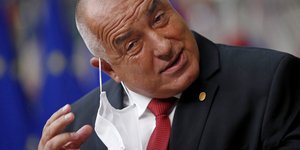 Μπόικο Μπορίσοφ βγαζει μασκα
