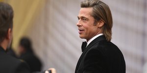 μπραντ πιτ κοιταζει πλαγια