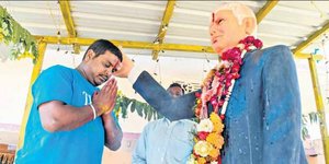 Aνδρας στην Ινδία προσεύχεται μπροστά σε ομοίωμα του Τραμπ