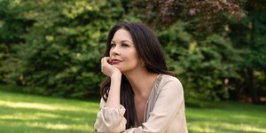 Η Κάθριν Ζέτα Τζόουνς με μπεζ ρούχα