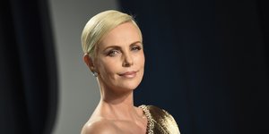 Σαρλίζ Θερόν με φόρεμα έναν ώμο