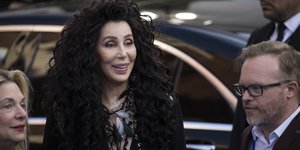 H Cher με μαύρο σακάκι