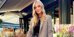 Η Κιάρα Φεράνι με καρό σακάκι