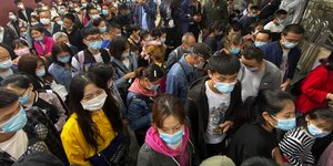 Συνωστισμός κινέζων με μάσκες