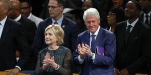 Η Χίλαρι με τον Μπιλ Κλίντον χειροκροτούν 