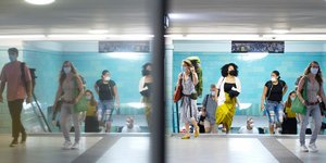 Βερολινέζοι με μάσκα στο μετρό της Αλεξάντερπλατς