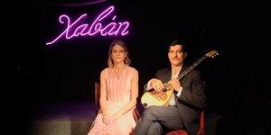 Δανάη Μιχαλάκη και Αργύρης Πανταζάρας σε σκηνή από τη σειρά «Άγριες Μέλισσες»