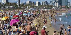 δεκαδες στην παραλια 