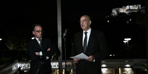 Χάικο Μάας και Νίκος Δένδιας με φόντο την φωτισμένη Ακρόπολη