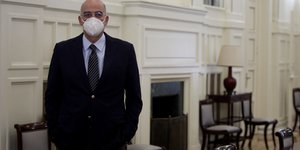 Νικος Δενδιας με μασκα σαλονι