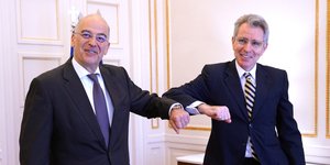 Δένδιας και Πάιατ χαιρετιούνται με αγκώνες