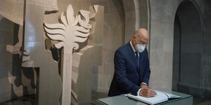 Δένδιας υπογράφει βιβλίο στο Ερεβάν