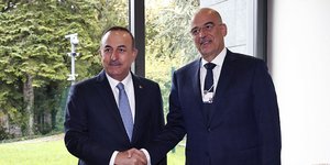 Ο Μεβλούτ Τσαβούσογλου με τον Νίκο Δένδια