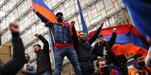 Διαδηλωτές με αρμένικες σημαίες διαδηλώνουν στις Βρυξέλλες για το Ναγκόρνο Καραμπάχ