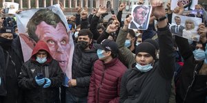 Διαδηλωτές έξω από την πρεσβεία της Γαλλίας στη Μόσχα, διαδηλώνουν κατά των δηλώσεων του Εμανουέλ Μακρόν