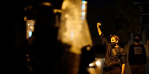 Διαδηλωτής με μάσκα και υψωμένη γροθιά στη Φιλαδέλφεια των ΗΠΑ