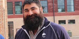 Ο ιδιοκτήτης μπαρ που «αγωνίζεται» είναι στην πραγματικότητα εκατομμυριούχος