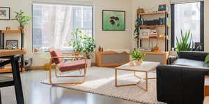 Διακόσμηση καθιστικού με τραπεζάκια, καναπέ, παράθυρα