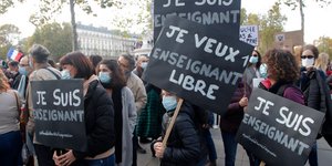 Πολίτες στη Γαλλία διαδηλώνουν στη μνήμη του καθηγητής Σαμουέλ Πατί που βρέθηκε αποκεφαλισμένος σε προάστιο του Παρισιού