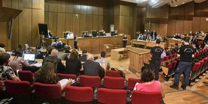 δικαστικη αιθουσα ορθιοι αστυνομικοι