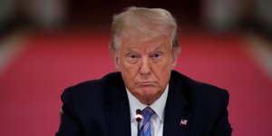 Ο Αμερικανός πρόεδρος Ντόναλντ Τραμπ με ριγέ γραβάτα