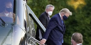 Ο Ντόναλντ Τραμπ προσγειώνεται με ελικόπτερο στο στρατιωτικό νοσοκομείο