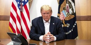 Ο Ντόναλντ Τραμπ στο γραφείο του στο νοσοκομείο όπου νοσηλεύεται με κορωνοϊό