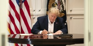 Ο Αμερικανός πρόεδρος Ντόναλντ Τραμπ υπογράφει χαρτιά 