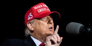 Ο Ντόναλντ Τραμπ με κόκκινο καπέλο