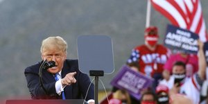 Ο πρόεδρος των ΗΠΑ, Ντόναλντ Τραμπ δείχνει με το δάχτυλο σε προεκλογική του συγκέντρωση
