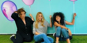 Η Ντορέττα Παπαδημητρίου, η Μαρία Σολωμού και η Κατερίνα Ζαρίφη κρατούν μπαλόνια