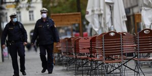δυο αστυνομικοι αδειες καρεκλες