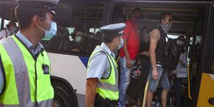 αστυνομικοι κοιτουν λεωφορειο 