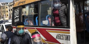 γυναικα σε παραθυρο λεωφορειου