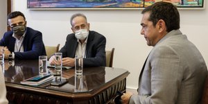 δυο μασκα τσιπρας χωρις