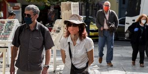 δυο ζευγαρια με μασκες 