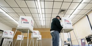 Πολίτης στις ΗΠΑ ψηφίζει πρόωρα για τις αμερικανικές εκλογές 2020