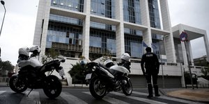 Αστυνομικοί και μηχανές έξω από το Εφετείο