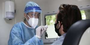 Κλιμάκιο του ΕΟΔΥ πραγματοποιεί τεστ για τον κορωνοϊό