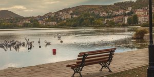 Εικόνα από την πόλη της Καστοριάς μπροστά στην υπέροχη λίμνη