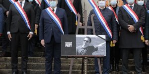 Η εικόνα του καθηγητή Σαμιέλ Πατί κατά την τελετή μνήμης μετά τη δολοφονία του